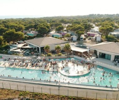 Piscine extérieure avec transats et terrasse au ZEcamping 4 étoiles face à la Mer
