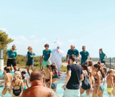 Piscine animée avec vacanciers et animateurs en bord de mer au ZEcamping 4 étoiles face à la Mer