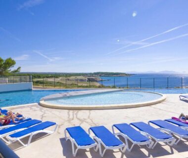 Solarium avec piscine ronde et transats face à la mer au ZEcamping 4 étoiles face à la Mer