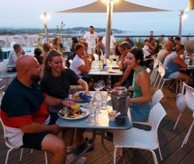 Terrasse repas en soirée avec vue mer au ZEcamping 4 étoiles face à la Mer MH Climatisé