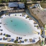 Bassin lagon sablé avec transats et toboggans au ZEcamping 4 étoiles familial animaux acceptés animé parc aquatique