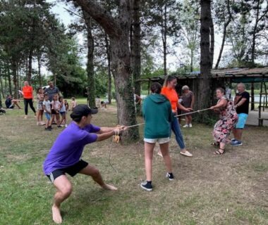 Espace vert avec jeu de tir à la corde au ZEcamping 4 étoiles familial animaux acceptés animé parc aquatique