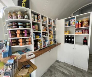 Boutique du camping avec étagères garnies au ZEcamping 4 étoiles familial animaux acceptés animé parc aquatique