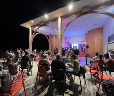 Terrasse extérieure avec scène et public au ZEcamping 4 étoiles familial animaux acceptés animé parc aquatique