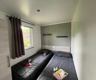 Chambre avec deux lits simples au camping ZEcamping 4 étoiles familial