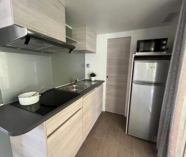 Kitchenette avec réfrigérateur et plaque de cuisson dans le mobil-home du ZEcamping 4 étoiles familial animaux acceptés animé parc aquatique