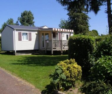 Emplacement herbeux avec mobil-home et terrasse au ZEcamping 4 étoiles familial avec étang de pêche et piscine chauffée