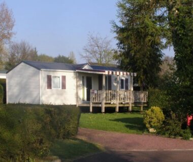 Mobil-home sur pelouse au ZEcamping 4 étoiles familial avec étang de pêche et piscine chauffée