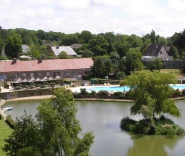 Étang avec îlot et piscine chauffée au camping ZEcamping 4 étoiles familial