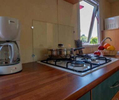 Coin cuisine avec plaque et cafetière dans le mobil-home ZEcamping 4 étoiles familial parc aqua et soirées animées