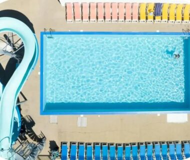 Piscine du camping avec toboggan et transats au ZEcamping 4 étoiles familial