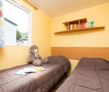 Chambre avec deux lits simples au camping ZEcamping 4 étoiles familial