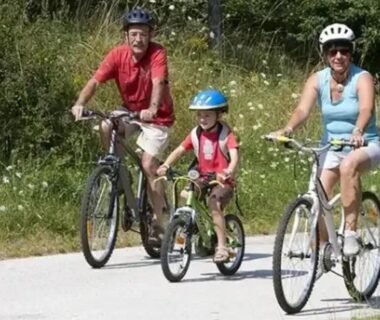 Allée du camping avec famille à vélo au ZEcamping 4 étoiles familial