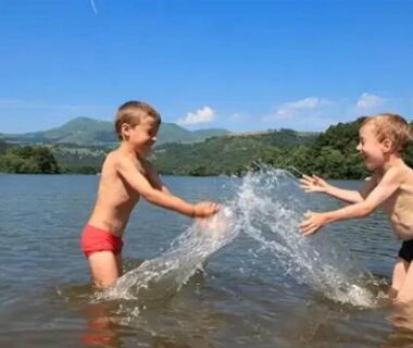 Lac avec enfants jouant dans l'eau au ZEcamping 4 étoiles familial