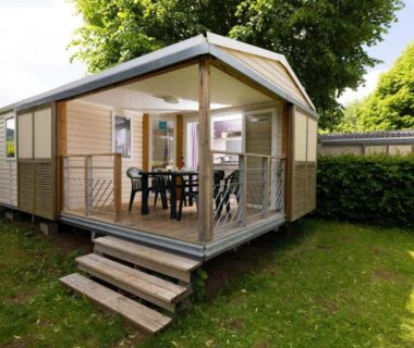 Mobil-home avec terrasse vitrée sur pelouse au ZEcamping 4 étoiles familial