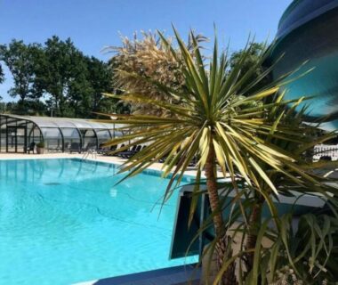 Piscine avec toboggan et abri vitré au ZEcamping 4 étoiles familial