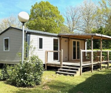 Mobil home sur pelouse avec terrasse du ZEcamping 4 étoiles familial piscine couverte chiens acceptés locatif TV 29m2