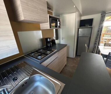 Cuisine équipée avec évier plaque et frigo dans le locatif ZEcamping 4 étoiles familial