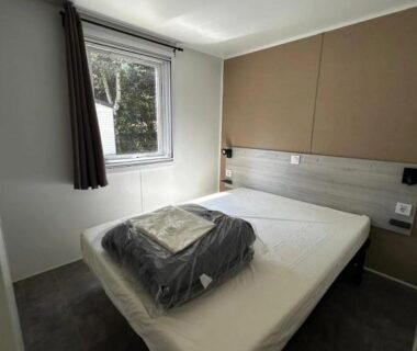 Chambre double avec lit et fenêtre au ZEcamping 4 étoiles familial piscine couverte chiens acceptés locatif TV 29m2