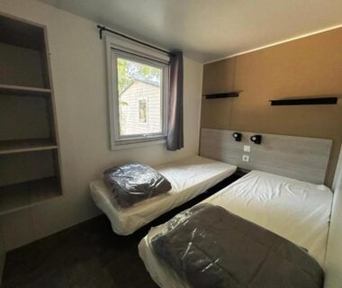 Chambre avec deux lits simples dans le locatif ZEcamping 4 étoiles familial