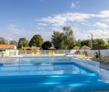 Piscine extérieure avec transats au ZEcamping 4 étoiles jacuzzi piscine chauffée à 1km de la plage pet friendly