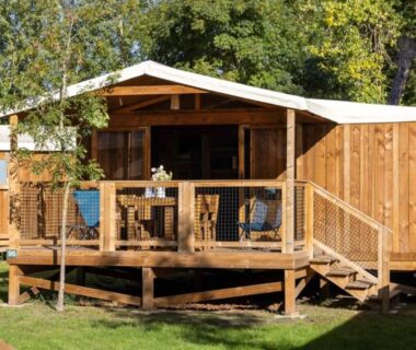 Mobil-home en bois avec terrasse au ZEcamping 4 étoiles jacuzzi piscine chauffée à 1km de la plage pet friendly