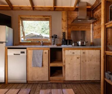 Cuisine équipée dans chalet en bois au ZEcamping 4 étoiles jacuzzi piscine chauffée à 1km de la plage pet friendly