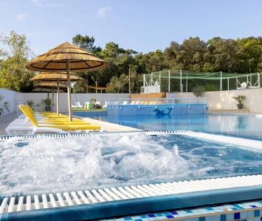Piscine chauffée avec jacuzzi au ZEcamping 4 étoiles jacuzzi piscine chauffée à 1km de la plage pet friendly