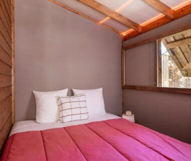 Chambre avec lit double dans ZEcamping 4 étoiles jacuzzi piscine chauffée à 1km de la plage pet friendly