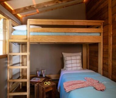 Cabine en bois avec lits superposés au ZEcamping 4 étoiles jacuzzi piscine chauffée
