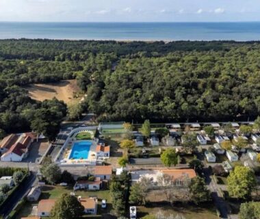 Camping en bordure de forêt avec piscine ZEcamping 4 étoiles jacuzzi piscine chauffée à 1km de la plage pet friendly