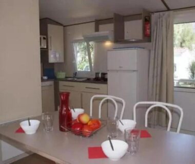 Coin repas et cuisine équipée dans mobil-home au ZEcamping 4 étoiles parc aquatique hammam et restaurant