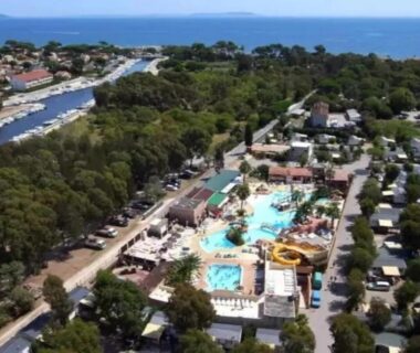 Vue aérienne du parc aquatique avec toboggans et piscines du ZEcamping 4 étoiles parc aquatique hammam et restaurant