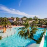 Parc aquatique avec toboggans et bassins au ZEcamping 4 étoiles piétonnier