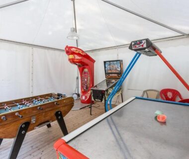 Salle de jeux avec babyfoot air hockey et borne arcade dans le ZEcamping 4 étoiles piétonnier