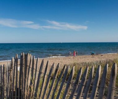 Plage avec palissade en bois et mer, ZEcamping 4 étoiles piétonnier Plage à 300 m Parc Aqua MH Climatisé