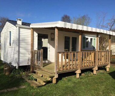 Mobil-home sur pelouse avec terrasse au ZEcamping 4 étoiles piscine couverte piscine chauffée locatif 4 pers