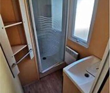 Salle de bain compacte avec cabine de douche dans le locatif ZEcamping 4 étoiles