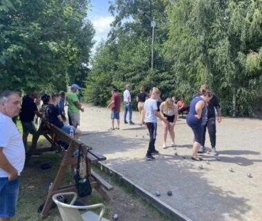 Terrain de pétanque ombragé au ZEcamping 4 étoiles piscine couverte et chauffée locatif 4 pers