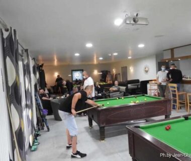 Salle de billard avec tables et bar au ZEcamping 4 étoiles piscine couverte piscine chauffée locatif 4 pers