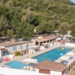 Piscine extérieure et solarium dans les collines des Alpes-Maritimes au ZEcamping 4 étoiles verdoyant Jolie Piscine Esprit Nature MH Climatisé