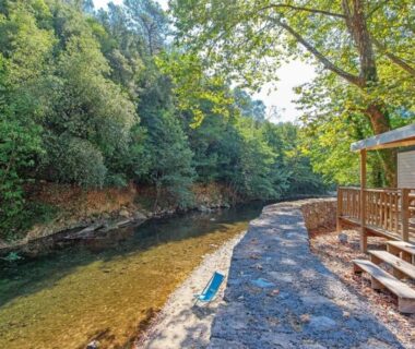 Bord de rivière avec mobil home et terrasse au ZEcamping 4 étoiles verdoyant MH Climatisé