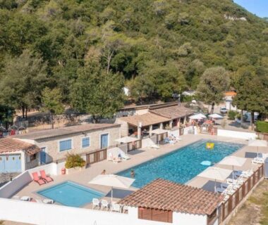 Piscine extérieure et solarium dans les collines des Alpes-Maritimes au ZEcamping 4 étoiles verdoyant Jolie Piscine Esprit Nature MH Climatisé