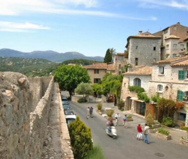 Rue médiévale et remparts avec maisons en pierre au ZEcamping 4 étoiles verdoyant Jolie Piscine Esprit Nature MH Climatisé