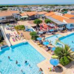 Piscines extérieures avec toboggan et solarium au ZEcamping 5 étoiles Parc Aqua