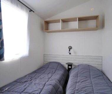 Chambre avec deux lits simples et fenêtre au ZEcamping 5 étoiles Parc Aqua MH TV Plancha Club enfant