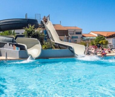 Piscine extérieure avec deux toboggans et bassin au camping ZEcamping 5 étoiles