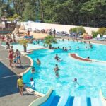 Parc aquatique extérieur avec toboggans et transats au ZEcamping 5 étoiles Top Parc Aqua XXL