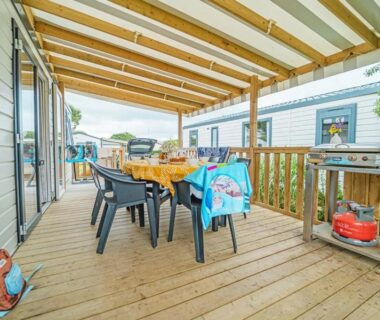 Terrasse couverte avec table et chaises au ZEcamping 5 étoiles Plage à 600 m Top Parc Aqua XXL Dog friendly