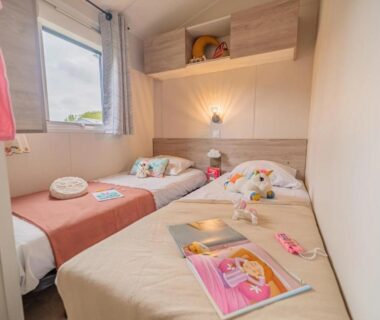 Chambre lumineuse avec deux lits jumeaux dans ZEcamping 5 étoiles Plage à 600 m Top Parc Aqua XXL Dog friendly